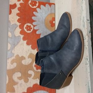 Simply Vera  Vera Wang Vienna Blue, Pointed Toe, Inside Zip, Ankle Boots